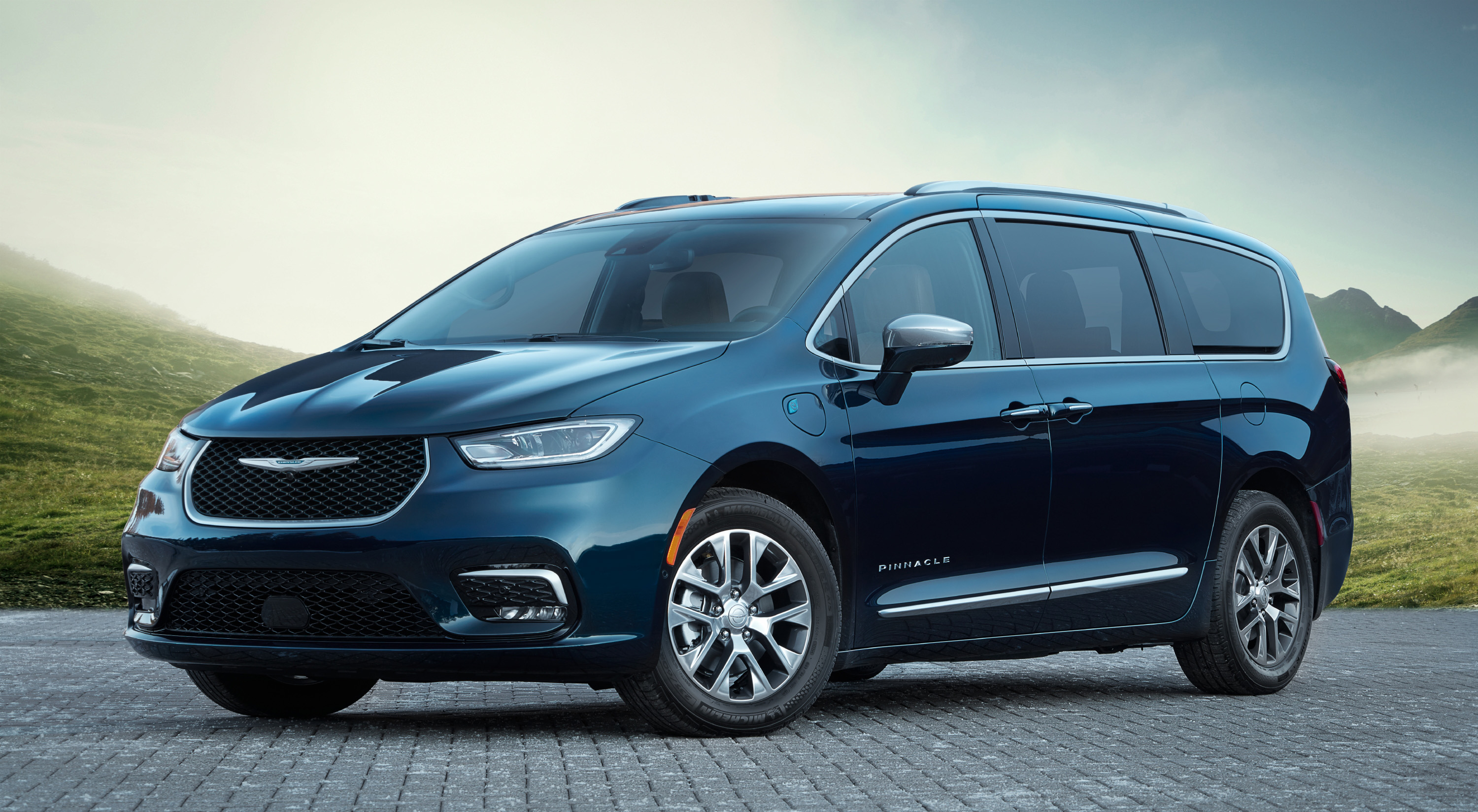 Image hero of 2022 Chrysler Pacifica Pinnacle Hybrid